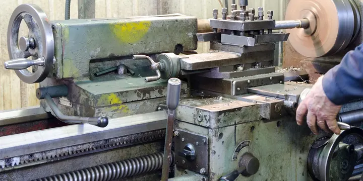 Ältere Drehmaschine in einer Werkstatt